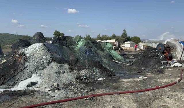 Geri dönüşüm deposunda çıkan yangın yarım saatte söndürüldü