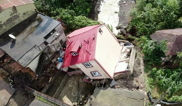 Giresun’da Köseler köyünde yaşanan selde yan yatan 2 katlı ev havadan görüntülendi