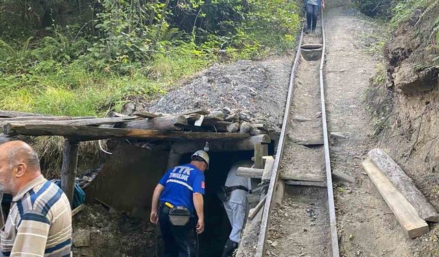 Göçükte kalan işçinin cansız bedeni 8 saat süren çalışmaların ardından çıkartıldı