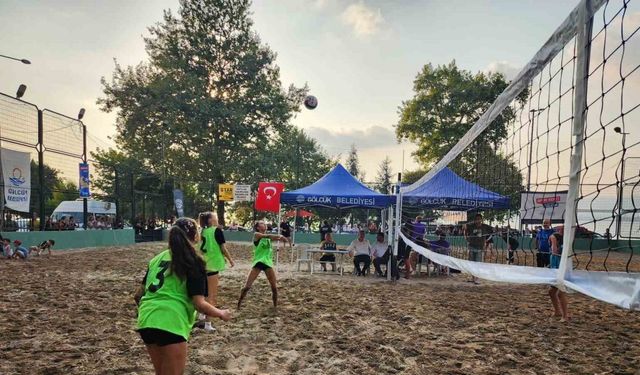 Gölcük’te plaj voleybolu turnuvası başladı