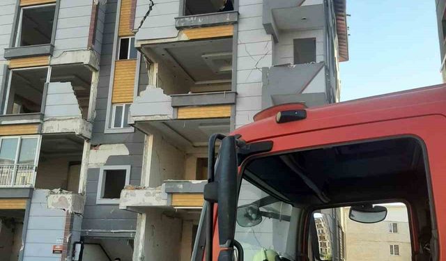 İntihar etmek için 5 katlı apartmana çıkan şahıs ikna edildi