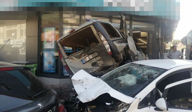 Isparta’da araçlar birbirine girdi, ortalık savaş alanına döndü: 3 yaralı