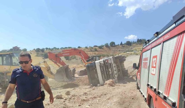 Kahramanmaraş’ta kum yüklü kamyon devrildi: 1 yaralı