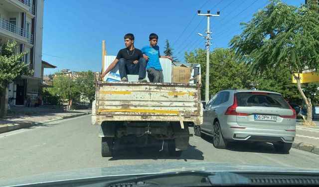 Kamyonet kasasında 2 çocuğun tehlikeli yolculuğu kamerada