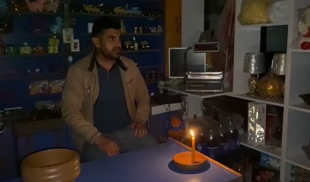 Karlıova’da elektrikler gidince esnaf mum ışığında iş yapmaya çalıştı