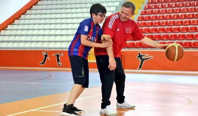 Kars Valisi Polat, gençlerle buluştu, voleybol oynadı