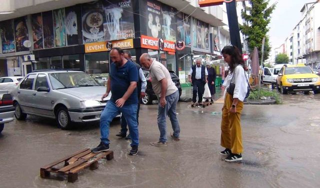 Kars’ta caddeler göle döndü