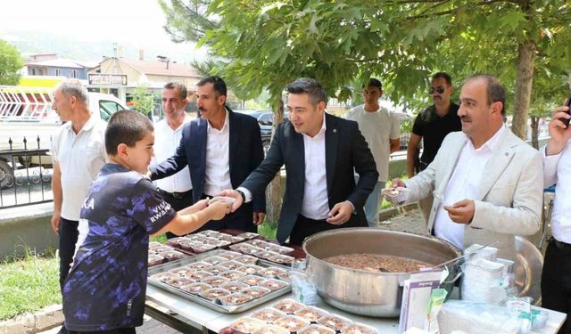 Kaymakam Özçelik, Muharrem ayı dolayısıyla vatandaşlara aşure dağıttı