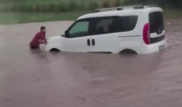 Kocaeli’de sağanak hayatı felç etti: Sürücüler mahsur kaldı