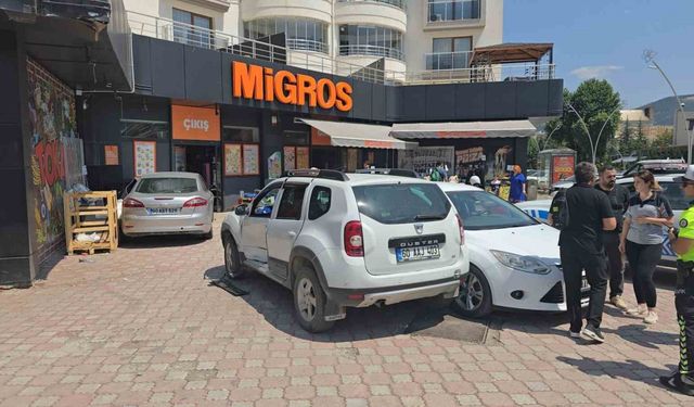 Kontrolden çıkan araç Migros’a girdi