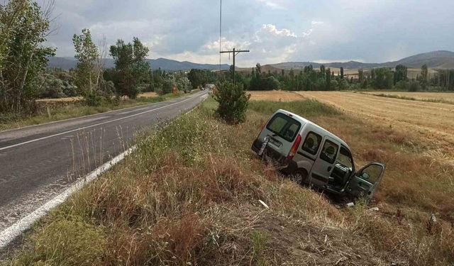 Kontrolden çıkan hafif ticari araç şarampole uçtu: 3 yaralı