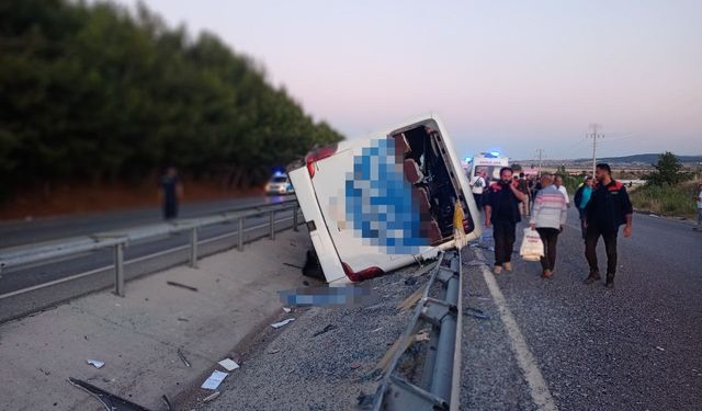 Kontrolden çıkan yolcu otobüsü tahliye kanalına devrildi: 11 yaralı