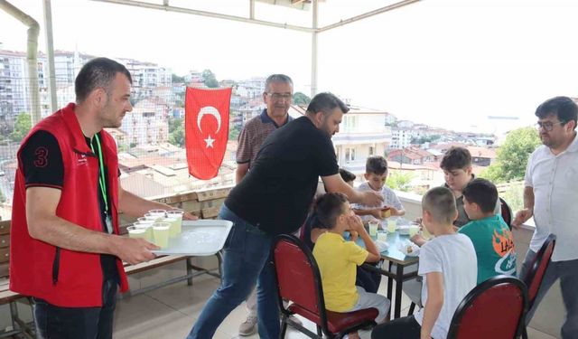 Kur’an kursuna başlayan çocuklara kek ve limonata ikramı