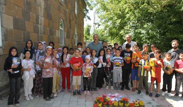 Mahalle muhtarından Kur’an kursu öğrencilerine oyuncak sürprizi