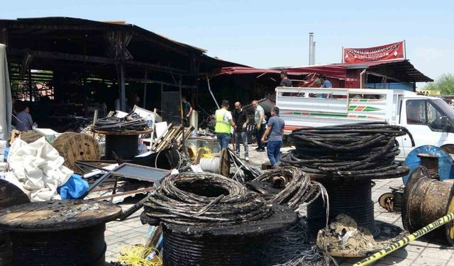 Malatya’da yangının vurduğu esnaf geriye kalan sağlam mallarını kurtarmaya çalışıyor