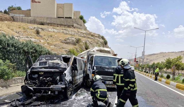 Mardin’de seyir halindeki ticari araç alevlere teslim oldu