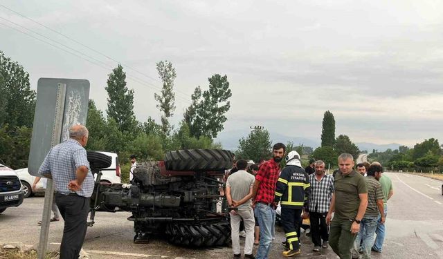 Niksar’da traktör ile otomobil çarpıştı : 2 yaralı