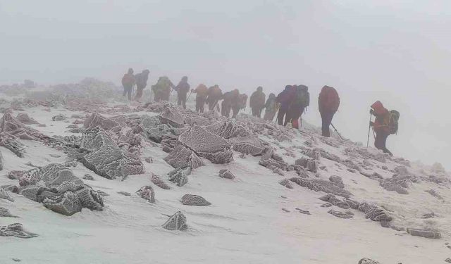 Nöroloji uzmanları, dondurucu soğuğa rağmen zirve tırmanışını tamamladı