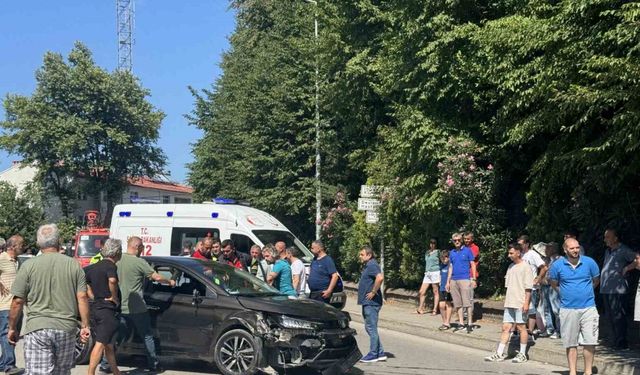 Otomobil ambulansı sollamaya çalışınca kaza yaptı; 1’i çocuk 2 kişi yaralandı