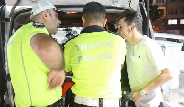 Polis, “Araç sahibi kim?” dedi, ehliyetsiz sürücü telefon uzattı