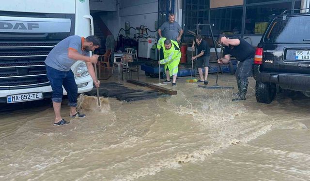 Sağanak sonrası sanayi sitesinde işyerlerini su bastı