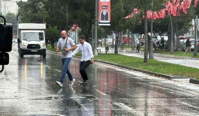 Sakarya’da yağmura hazırlıksız yakalananlar ıslanmaktan kaçamadı