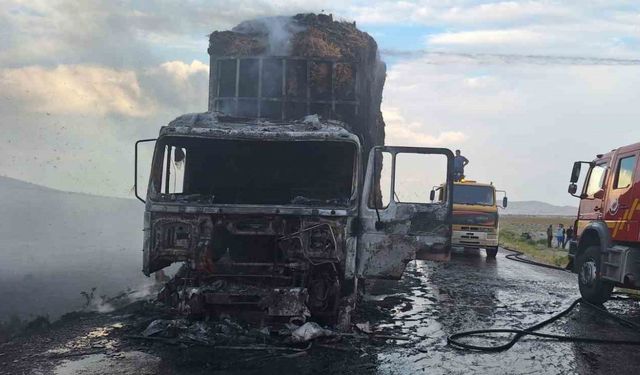 Saman balyası yüklü tır alev alev yandı