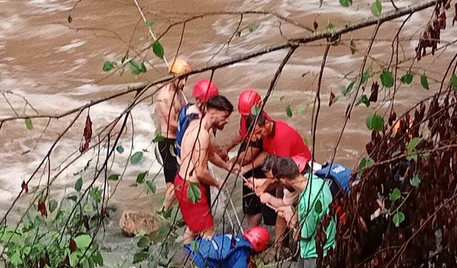 Serinlemek için girdikleri derede su seviyesi yükselince kayalar üzerinde mahsur kaldılar