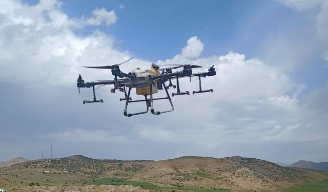 Siirt’te ilk defa dron ile çekirge ilaçlama yapıldı