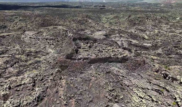 Sönmüş lavların arasındaki kale, gizemini koruyor