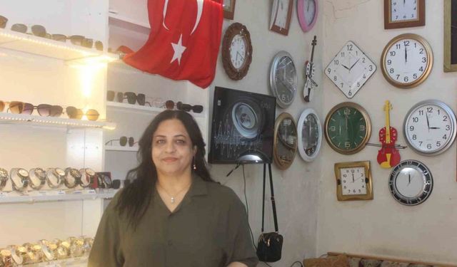 Şükran Usta, 15 yıldır saat tamirciliği yapıyor