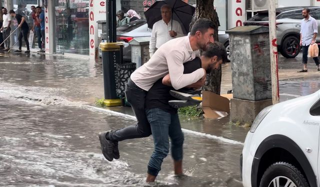 Tatvan’da sağanak nedeniyle iş yerini su bastı