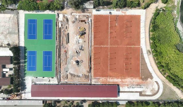 Tenis Merkezi’nde balon kortlar boyandı