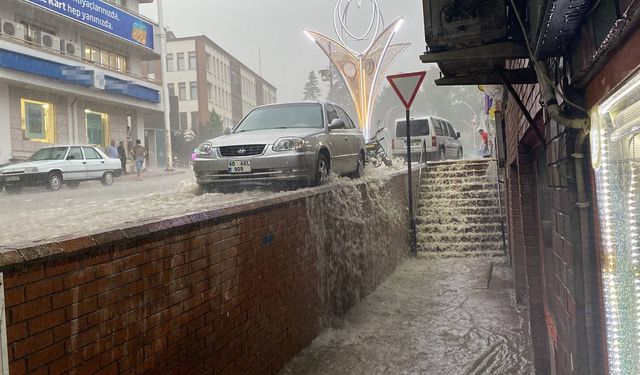 Tokat’ta yollar nehre döndü, ceviz büyüklüğünde dolu yağdı