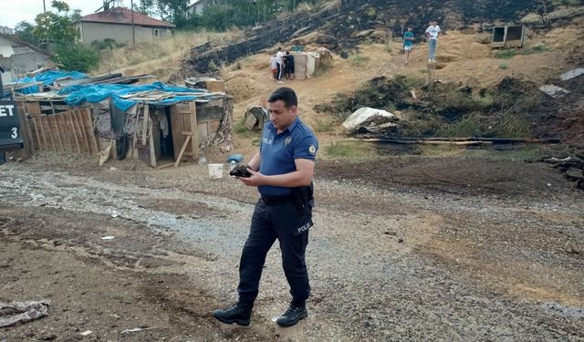 Uşak’ta çıkan yangın evlere ve ormanlık alana sıçramadan söndürüldü