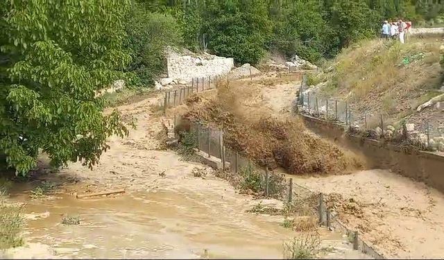 Uzundere’de sulama göleti kapaklarının açılmasıyla sel yaşandı