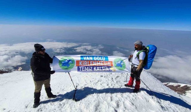 Vanlı dağcılar Türkiye’nin en yüksek dağı olan Ağrı Dağı’na tırmandı