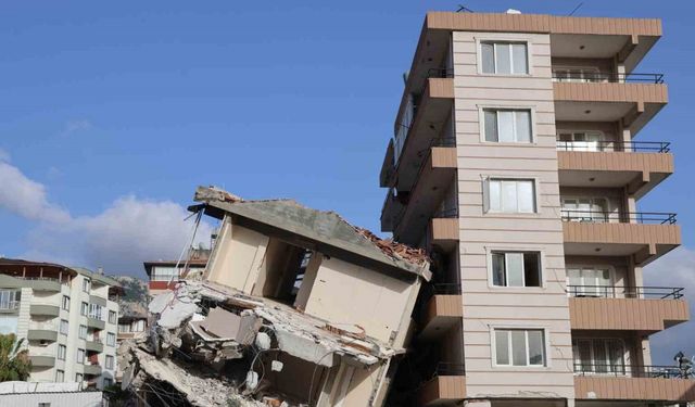 Yıkımı gerçekleştirilen 6 katlı bina yandaki az hasarlı binanın üzerine devrildi