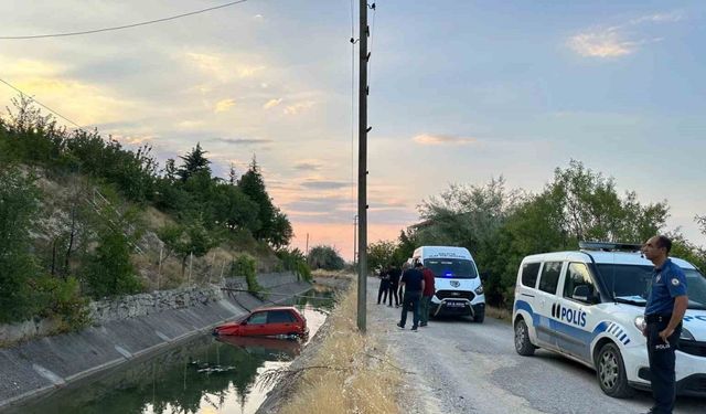 Yol verme kavgası sonrası yaşanan kazada araçlar sulama kanalına uçtu