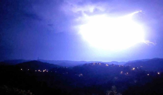 Zonguldak’ta şimşekler geceyi aydınlattı