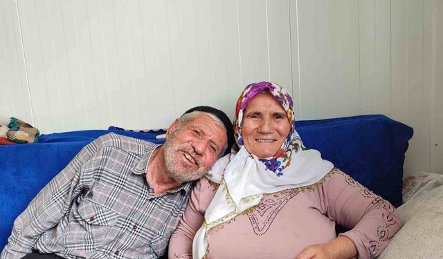 51 yıllık evli çift gençlere örnek oluyor