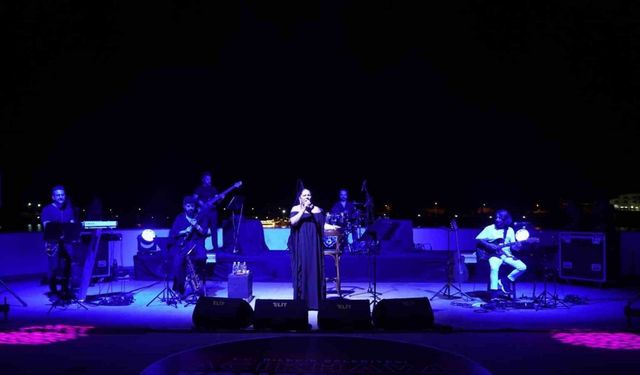 Açıkhava konserlerinde sahne alan son isim İzel oldu