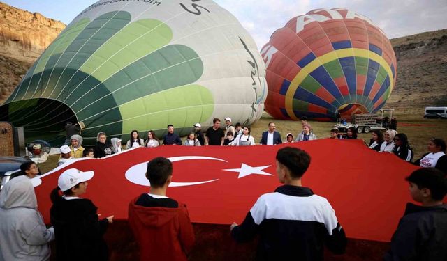 Aksaray’da sevgi evi çocukları çocuklar 30 Ağustos Zafer Bayramı’nı balon uçuşu ile kutladı