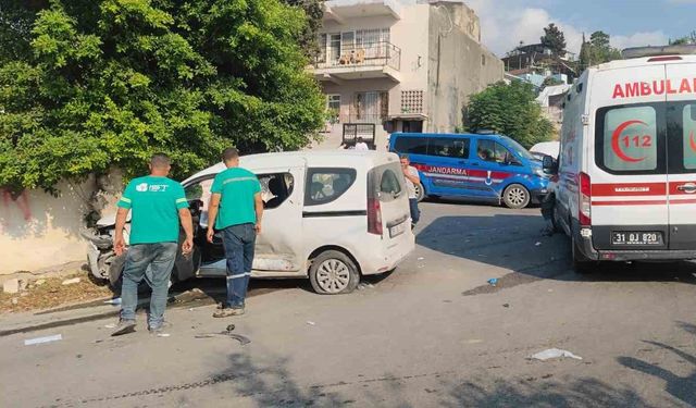 Ambulans ile hafif ticari araç çarpıştı: 9 kişi yaralandı