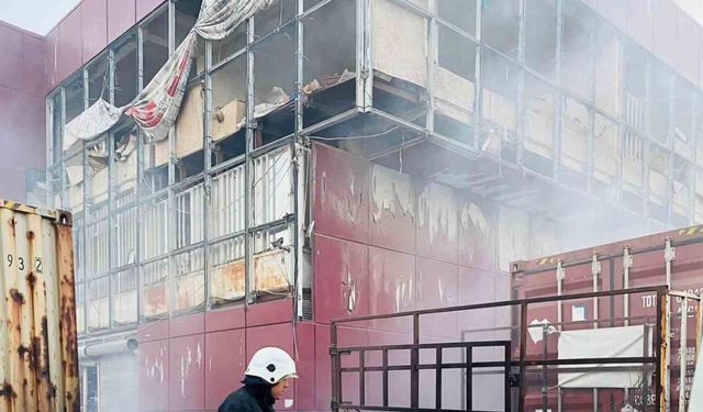 Antakya’da kamyonette başlayan yangın malzeme dolu konteynıra sıçradı