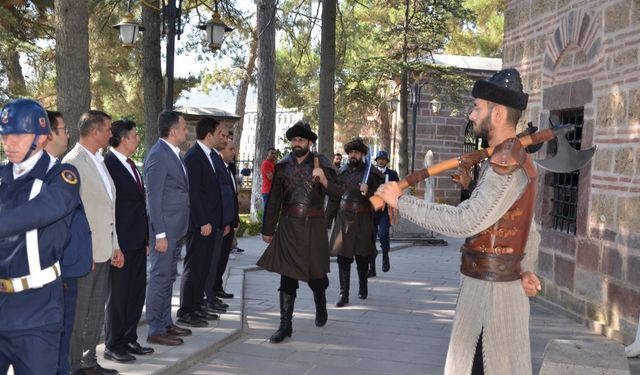 Bakan Yardımcısı Eminoğlu, Ertuğrul Gazi Türbesinde Alplerin nöbet değişimini izledi