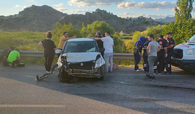 Bariyerlere çarpan otomobildeki 3 kişi yaralandı.