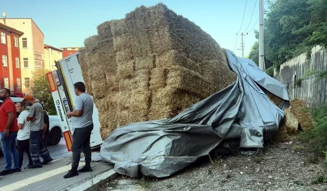 Bartın’da saman yüklü tır devrildi