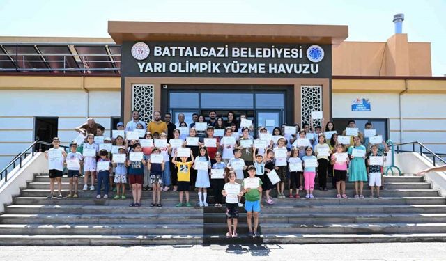 Battalgazi Belediyesi’nin "Yüzme Bilmeyen Kalmasın" projesiyle 110 çocuk yüzmeyi öğrendi