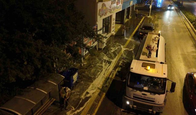 Bozüyük’te ana cadde kaldırımları esnafların kaldırdığı  tezgahların ardından köpüklü yıkama ile temizlendi